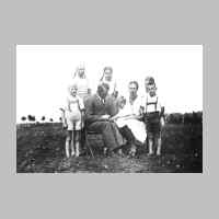022-0459 Familie Franz Scheffler im Jahre 1942 -  Besitzer Gut Karpau.jpg